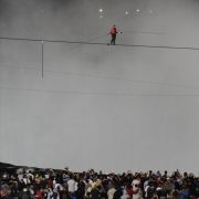 Ganz schön abgebrüht: Nik Wallenda überquert als erster Mensch den gefährlichsten Punkt der Niagarafälle. Ganz schön abgebrüht: Nik Wallenda überquert als erster Mensch den gefährlichsten Punkt der Niagarafälle.