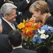 Glückwünsche von der Kanzlerin: Am Freitag soll Joachim Gauck als Bundespräsident vereidigt werden. Glückwünsche von der Kanzlerin: Am Freitag soll Joachim Gauck als Bundespräsident vereidigt werden.