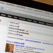 Gegen Rotlicht-Gerüchte, die im Internet ihren Anfang nahmen, geht die ehemalige First Lady bereits gerichtlich vor. Gegen Rotlicht-Gerüchte, die im Internet ihren Anfang nahmen, geht die ehemalige First Lady bereits gerichtlich vor.