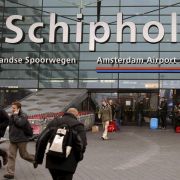 Geiselnahme auf dem Amsterdamer Flughafens Schiphol: Ein Missverständnis in der Kommunikation zwischen Pilot und Kontrollturm sorgte auf dem Airport für Verwirrung. Geiselnahme auf dem Amsterdamer Flughafens Schiphol: Ein Missverständnis in der Kommunikation zwischen Pilot und Kontrollturm sorgte auf dem Airport für Verwirrung.