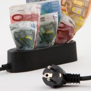 Geld sparen mit wenig Aufwand - ein Stromanbieterwechsel entlastet die Haushaltskasse. Geld sparen mit wenig Aufwand - ein Stromanbieterwechsel entlastet die Haushaltskasse.