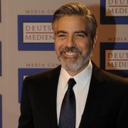 George Clooney hat gut lachen und einen Bart, mit dem er Frauenherzen schmelzen lässt. George Clooney hat gut lachen und einen Bart, mit dem er Frauenherzen schmelzen lässt.