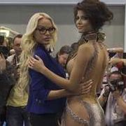 Gina-Lisa Lohfink und Micaela Schäfer sind nach GNTM beste Busenfreundinnen: Gemeinsam halten sie als Botschafterinnen der Erotikmesse Venus ihre Brüste und Hintern in die Fotokameras. Gina-Lisa Lohfink und Micaela Schäfer sind nach GNTM beste Busenfreundinnen: Gemeinsam halten sie als Botschafterinnen der Erotikmesse Venus ihre Brüste und Hintern in die Fotokameras.