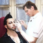 Glamourfan Glööckler lässt sich regelmäßig beim Schönheits-Doc Botox spritzen, um jung und frisch auszusehen. Glamourfan Glööckler lässt sich regelmäßig beim Schönheits-Doc Botox spritzen, um jung und frisch auszusehen.