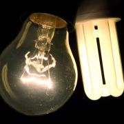 Glühbirne contra Energiesparlampe - auch Nostalgiker sollten inzwischen von den Vorteilen des energiesparenden Leuchtmittels überzeugt sein. Glühbirne contra Energiesparlampe - auch Nostalgiker sollten inzwischen von den Vorteilen des energiesparenden Leuchtmittels überzeugt sein.