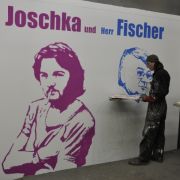 Während der 50-jährige Österreicher den beiden Portraits des früheren deutschen Außenministers Fischer klare Konturen gibt ... Während der 50-jährige Österreicher den beiden Portraits des früheren deutschen Außenministers Fischer klare Konturen gibt ...
