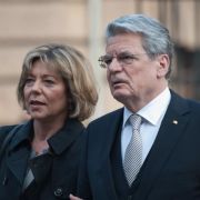 Der große Tag: Joachim Gauck und seine Lebensgefährtin Daniela Schadt auf dem Weg zum Gottesdienst vor der Wahl. Der große Tag: Joachim Gauck und seine Lebensgefährtin Daniela Schadt auf dem Weg zum Gottesdienst vor der Wahl.