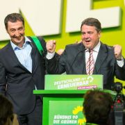 Grünen-Co-Chef Cem Özdemir (l) und SPD-Parteichef Sigmar Gabriel demonstrieren Zuversicht. Grünen-Co-Chef Cem Özdemir (l) und SPD-Parteichef Sigmar Gabriel demonstrieren Zuversicht.
