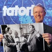 Der Vater mit seinem Kind: Tatort-Erfinder Gunther Witte mit einem Szenenbild von Taxi nach Leipzig. Der Vater mit seinem Kind: Tatort-Erfinder Gunther Witte mit einem Szenenbild von Taxi nach Leipzig.