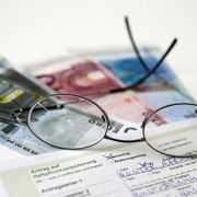 Haftpflichtversicherungen gibt es bereits für kleines Geld - wesentlich teurer ist es, Alltagsschäden selbst begleichen zu müssen. Haftpflichtversicherungen gibt es bereits für kleines Geld - wesentlich teurer ist es, Alltagsschäden selbst begleichen zu müssen.