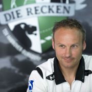 Handballklub Hannover heißt jetzt Recken: Trainer Christopher Nordmeyer bei der Präsentation des neuen Claims. Handballklub Hannover heißt jetzt Recken: Trainer Christopher Nordmeyer bei der Präsentation des neuen Claims.