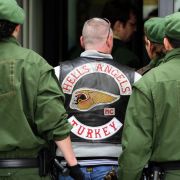 Hells-Angels-Mitglieder beim Mordprozess in Kaiserslautern 2010: Sie sollen ein Outlaws-Mitglied erstochen haben. Hells-Angels-Mitglieder beim Mordprozess in Kaiserslautern 2010: Sie sollen ein Outlaws-Mitglied erstochen haben.