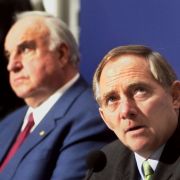 Hier hat es bereits heftig gekriselt: Helmut Kohl (links) und Wolfgang Schäuble während einer Pressekonferenz in der CDU-Zentrale Berlin 1999. Hier hat es bereits heftig gekriselt: Helmut Kohl (links) und Wolfgang Schäuble während einer Pressekonferenz in der CDU-Zentrale Berlin 1999.