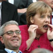 Da war noch alles klar zwischen der Kanzlerin und ihrem Umweltminister: Merkel und Röttgen beim Finale der Frauen-Fußball-WM. Da war noch alles klar zwischen der Kanzlerin und ihrem Umweltminister: Merkel und Röttgen beim Finale der Frauen-Fußball-WM.