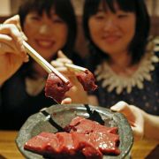 Hier handelt es sich um Rindfleisch, doch ein Japaner servierte in Tokio sein eigenes Gemächt. Hier handelt es sich um Rindfleisch, doch ein Japaner servierte in Tokio sein eigenes Gemächt.