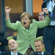 Hoch, die Jubelfäustchen: Angela Merkel fieberte wie gewohnt leidenschaftlich auf der Tribüne mit. Hoch, die Jubelfäustchen: Angela Merkel fieberte wie gewohnt leidenschaftlich auf der Tribüne mit.