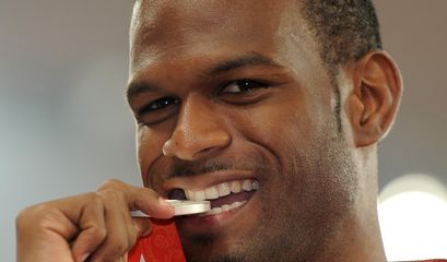 Hochspringer Germaine Mason aus Großbritannien beißt am 19.08.2008 auf seine Silbermedaille bei den Olympischen Spielen 2008 in Peking, China.