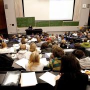 Beim dualen Studium werden Hochschüler mit theoretischem Wissen nicht allein gelassen. Beim dualen Studium werden Hochschüler mit theoretischem Wissen nicht allein gelassen.