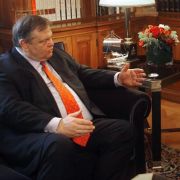 Staatspräsident Karolos Papoulias (rechts) beauftragte den Parteichef der Sozialisten, Evangelos Venizelos, mit Sondierungsgesprächen. Staatspräsident Karolos Papoulias (rechts) beauftragte den Parteichef der Sozialisten, Evangelos Venizelos, mit Sondierungsgesprächen.