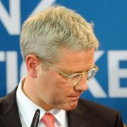 Niedergeschlagen: CDU-Spitzenkandidat Norbert Röttgen steht nach dem Wahldesaster in NRW in der Kritik. Horst Seehofer spricht von einer «politischen Katastrophe». Niedergeschlagen: CDU-Spitzenkandidat Norbert Röttgen steht nach dem Wahldesaster in NRW in der Kritik. Horst Seehofer spricht von einer «politischen Katastrophe».