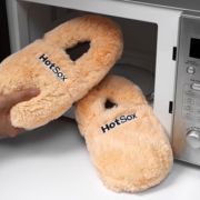 Nie wieder kalte Füße. Die kuscheligen Hausschuhe Hot Sox können werden in der Mikrowelle kuschelig warm gemacht. Nie wieder kalte Füße. Die kuscheligen Hausschuhe Hot Sox können werden in der Mikrowelle kuschelig warm gemacht.