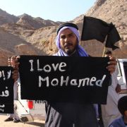 «Ich liebe Mohammed» geben diese ägyptischen Männer auf Plakaten zu verstehen. «Ich liebe Mohammed» geben diese ägyptischen Männer auf Plakaten zu verstehen.