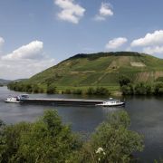 Idyllische Weinberge und malerische Schlingen des Flusses - ein Urlaub an der Mosel verspricht unvergessliche Landschaftsimpressionen. Idyllische Weinberge und malerische Schlingen des Flusses - ein Urlaub an der Mosel verspricht unvergessliche Landschaftsimpressionen.