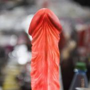 Ihr pinker Dildo war für alle anderen Passagiere sichtbar auf der Reisetasche drapiert. Ihr pinker Dildo war für alle anderen Passagiere sichtbar auf der Reisetasche drapiert.