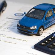 Ihr Wohnort, Ihr Alter und der Typ Ihres Autos bestimmen, wieviel Sie für eine Kfz-Versicherung bezahlen müssen. Ihr Wohnort, Ihr Alter und der Typ Ihres Autos bestimmen, wieviel Sie für eine Kfz-Versicherung bezahlen müssen.