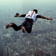 Im freien Fall vom Taipei Tower, dem höchsten Gebäude der Welt: Extremsprimger Felix Baumgartner 2007. Im freien Fall vom Taipei Tower, dem höchsten Gebäude der Welt: Extremsprimger Felix Baumgartner 2007.