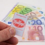 Im Gegensatz zu Mitarbeitern eines Inkassobüros dürfen Gerichtsvollzieher Privatwohnungen betreten und Pfändungen durchführen. Im Gegensatz zu Mitarbeitern eines Inkassobüros dürfen Gerichtsvollzieher Privatwohnungen betreten und Pfändungen durchführen.