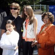 Im Hause Jackson gibt es jede Menge Zoff. Jetzt hat die Mutter von Michael jackson das Sorgerecht für ihre Enkel verloren. Im Hause Jackson gibt es jede Menge Zoff. Jetzt hat die Mutter von Michael jackson das Sorgerecht für ihre Enkel verloren.