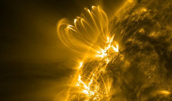 Im Jahr 2020 droht uns ein Sonnensturm ungeahnten Ausmaßes, der zahlreiche Lebensbereiche gefährden soll.