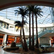 Nur wenige alte Gebäude prägen Casablanca, stattdessen herrschen moderne Architekturformen vor, die unter anderem riesige Shopping-Center beherbergen. Nur wenige alte Gebäude prägen Casablanca, stattdessen herrschen moderne Architekturformen vor, die unter anderem riesige Shopping-Center beherbergen.