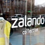 Im März 2012 eröffnete der Online-Versandhandel Zalando für eine Werbeaktion drei Tage lang ein Geschäft im Szene-Kiez am Hackeschen Markt. Im März 2012 eröffnete der Online-Versandhandel Zalando für eine Werbeaktion drei Tage lang ein Geschäft im Szene-Kiez am Hackeschen Markt.
