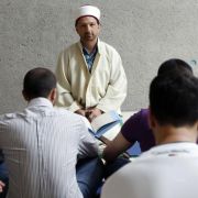 Imam Mustafa Cimsit bietet für Muslime in der Frankfurter JVA das Freitagsgebet an. Imam Mustafa Cimsit bietet für Muslime in der Frankfurter JVA das Freitagsgebet an.