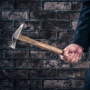 In London soll ein 33-Jähriger mit einem Hammer auf seine Kinder eingeschlagen haben. In London soll ein 33-Jähriger mit einem Hammer auf seine Kinder eingeschlagen haben.