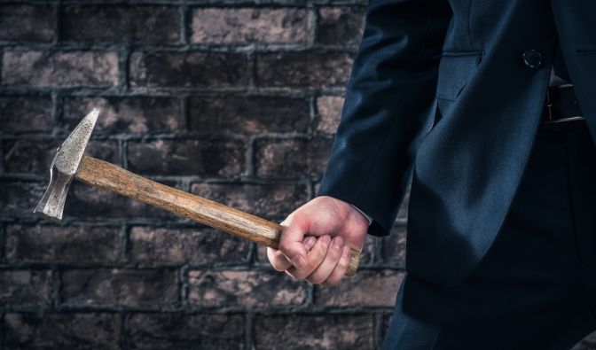 In London soll ein 33-Jähriger mit einem Hammer auf seine Kinder eingeschlagen haben.