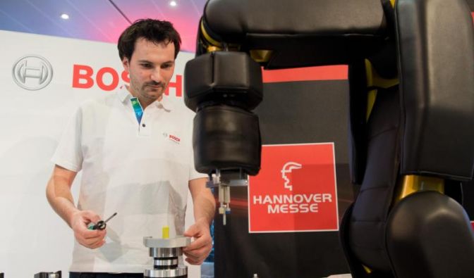 Ingenieur Jens Brutscher von der Robert Bosch GmbH demonstriert die Zusammenarbeit von Mensch und Roboter im Vorfeld der Industriemesse Hannover Messe.