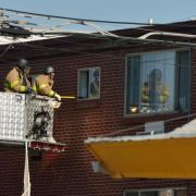 James Holmes hatte seine Wohnung komplett mit Sprengkörpern gesichert. FBI-Leute gehen mit größter Vorsicht vor. James Holmes hatte seine Wohnung komplett mit Sprengkörpern gesichert. FBI-Leute gehen mit größter Vorsicht vor.