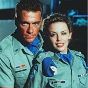 Jean-Claude van Damme und Kylie Minogue spielte gemeinsam 1994 mit Film Street Fighter. Jean-Claude van Damme und Kylie Minogue spielte gemeinsam 1994 mit Film Street Fighter.