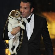 Oscar-Preisträger Jean Dujardin und sein Partner Uggie aus dem Film The Artist genießen den Triumph. Oscar-Preisträger Jean Dujardin und sein Partner Uggie aus dem Film The Artist genießen den Triumph.