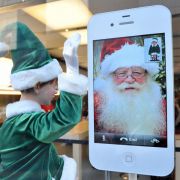 Jeder Fünfte wünscht sich laut Branchenverband Bitkom zu Weihnachten ein Smartphone. Jeder Fünfte wünscht sich laut Branchenverband Bitkom zu Weihnachten ein Smartphone.