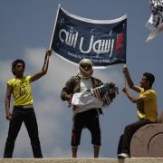 Jemeniten zerstören eine amerikanische Flagge als Protest gegen den Film The Innocence of Muslims. Jemeniten zerstören eine amerikanische Flagge als Protest gegen den Film The Innocence of Muslims.