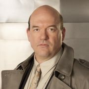 Kriminalpolizist Bud (John Carroll Lynch) ist genervt von Megans vorwitziger Art. Er wird sich an sie gewöhnen müssen. Kriminalpolizist Bud (John Carroll Lynch) ist genervt von Megans vorwitziger Art. Er wird sich an sie gewöhnen müssen.