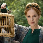 Die Zauberin (Katja Flint) hat Jorinde entführt und in eine Nachtigall verwandelt. Die Zauberin (Katja Flint) hat Jorinde entführt und in eine Nachtigall verwandelt.