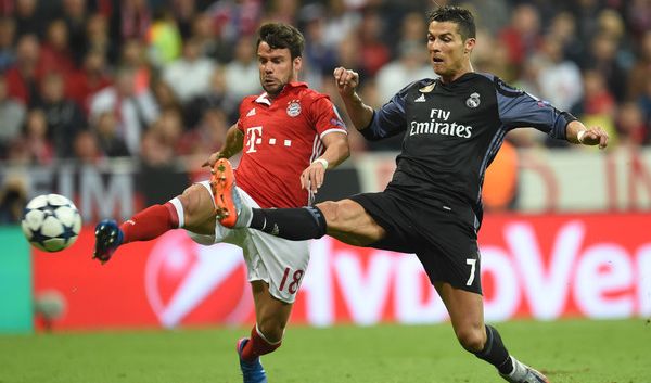 Juan Bernat (l.) aus München und Cristiano Ronaldo aus Madrid im Kampf um den Ball.