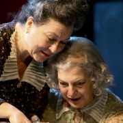 Immer wieder zieht es sie zum Theater: Eva Mattes (links) mit Angela Winkler in Arsen und Spitzenhäubchen am Hamburger St. Pauli Theater Immer wieder zieht es sie zum Theater: Eva Mattes (links) mit Angela Winkler in Arsen und Spitzenhäubchen am Hamburger St. Pauli Theater