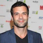 Kai Schumann, bekannt als TV-Gynäkologe Dr. Kaan aus der Serie Doctor's Diary, spielt die Rolle des ehemaligen Verteidungsministers Karl-Theodor zu Guttenberg. Kai Schumann, bekannt als TV-Gynäkologe Dr. Kaan aus der Serie Doctor's Diary, spielt die Rolle des ehemaligen Verteidungsministers Karl-Theodor zu Guttenberg.
