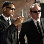 Zum dritten Mal werfen Will Smith und Tommy Lee Jones sich nun in die schwarzen Anzüge und kämpfen gegen wenig freundliche Außerirdische. Zum dritten Mal werfen Will Smith und Tommy Lee Jones sich nun in die schwarzen Anzüge und kämpfen gegen wenig freundliche Außerirdische.